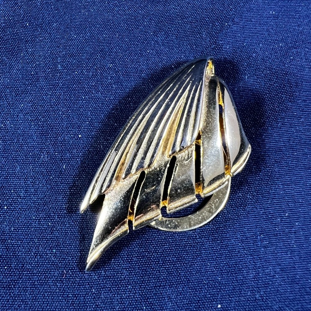 Vintage Gold-Tone Scarf Clips Set Of 2 Geometric & Wing Designs Elegant Accessor - Picture 4 of 4